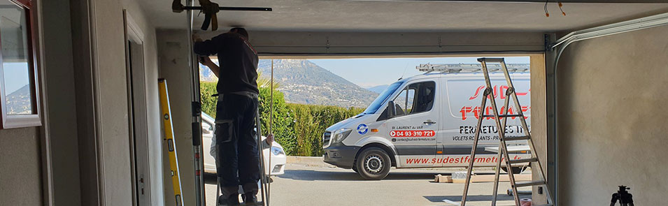 Installation d'une porte de garage chez un particulier