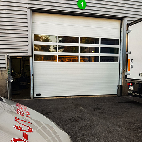 Porte garage industrielle sectionnelle portillon & hublot sur mesure