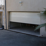 Porte de garage installée par l'entreprise Sud Est Fermeture