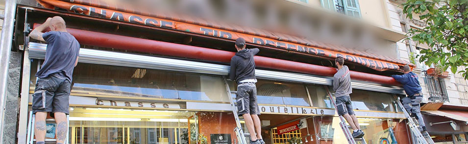 mise en place d'un rideau métallique pour devanture de magasin par Sud-Est Fermeture