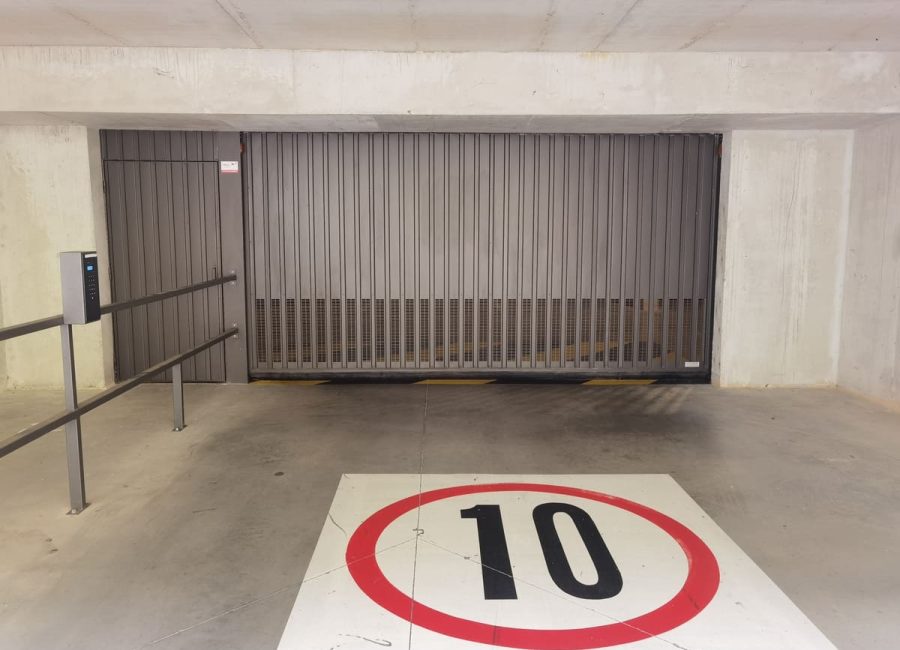 portail dans un parking souterrain